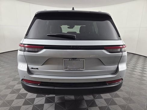 Certified 2024 Jeep Grand Cherokee Altitude image 6