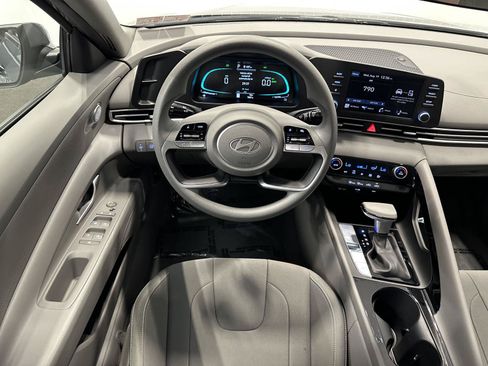 Certified 2025 Hyundai Elantra Hybrid FWD image 19