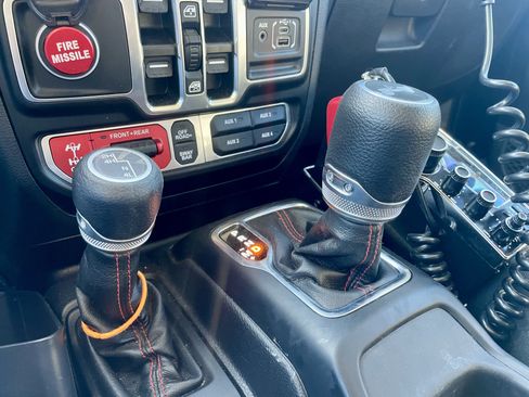Used 2023 Jeep Wrangler Unlimited Rubicon AWD/4WD image 18
