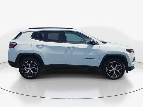 Used 2024 Jeep Compass Latitude AWD/4WD image 2