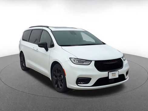 Used 2025 Chrysler Pacifica Limited FWD image 3