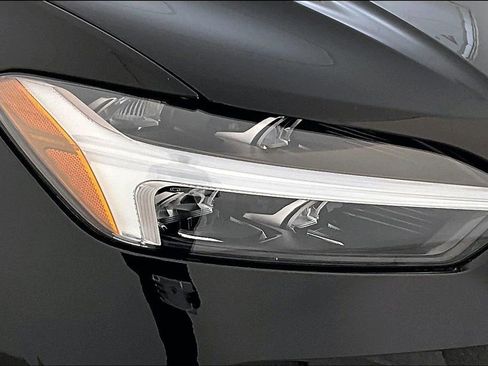 Certified 2025 Volvo XC60 B5 Plus image 37