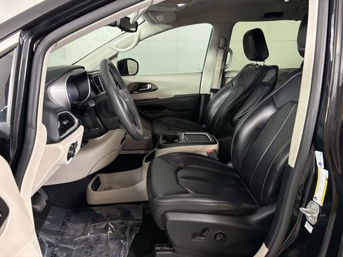 Used 2023 Chrysler Pacifica Touring-L FWD image 17