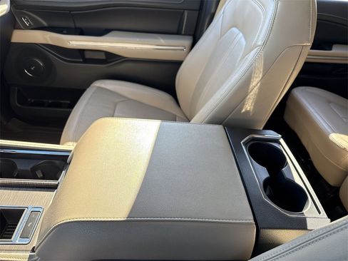 Used 2023 Ford Expedition Max Limited image 19