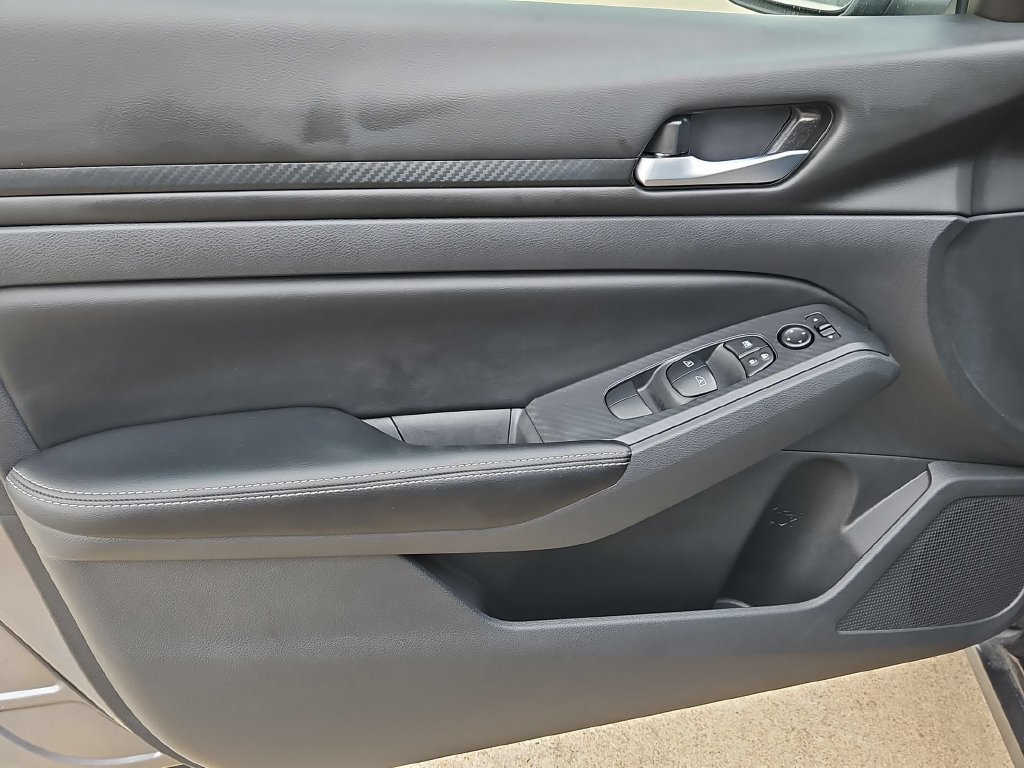 Used 2025 Nissan Altima 2.5 SV FWD image 11