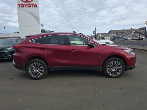 Used 2021 Toyota Venza image 3