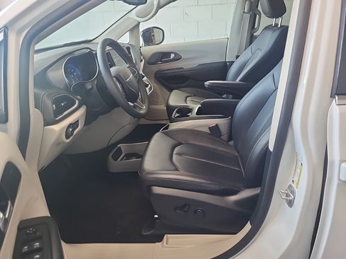 Used 2024 Chrysler Pacifica Touring-L FWD image 7