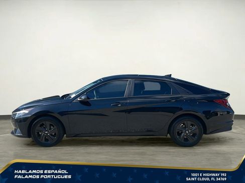 Used 2023 Hyundai Elantra SEL w/ Preferred Accessory Package FWD image 3