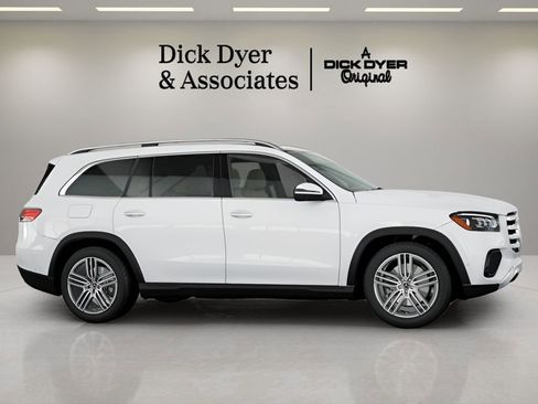 Used 2025 Mercedes-Benz GLS 450 4MATIC image 3