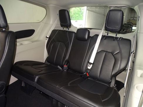 Used 2024 Chrysler Pacifica Touring-L image 9