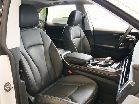 Used 2023 Audi Q8 Premium image 18