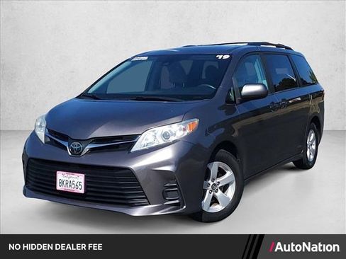 Used 2019 Toyota Sienna LE w/ Carpet Mat Package FWD image 1