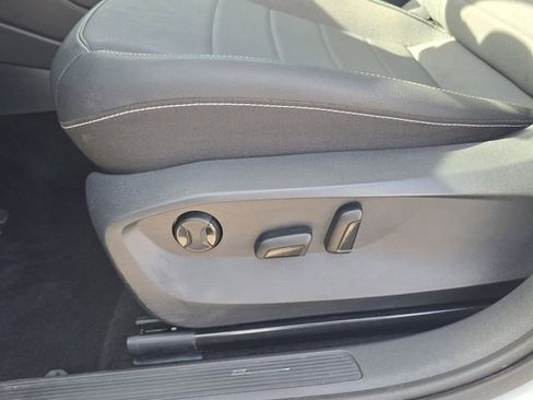 Used 2024 Volkswagen Taos SE image 22