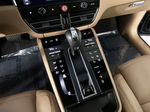 Certified 2025 Porsche Macan AWD/4WD image 26