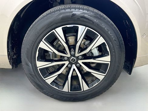 Used 2024 Volvo XC60 B5 Plus w/ Protection Package Premier AWD/4WD image 10