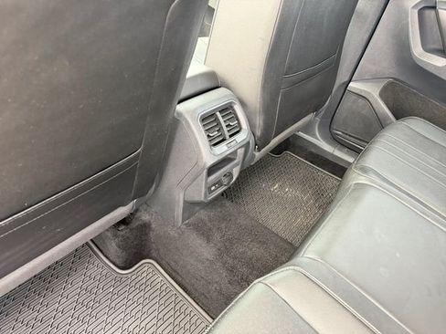 Used 2022 Volkswagen Tiguan SE FWD image 12