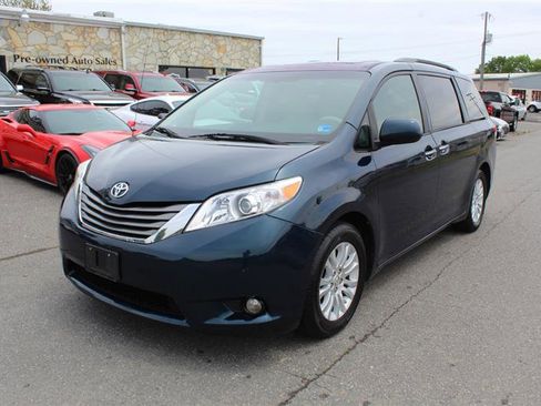 Used 2012 Toyota Sienna XLE FWD image 3