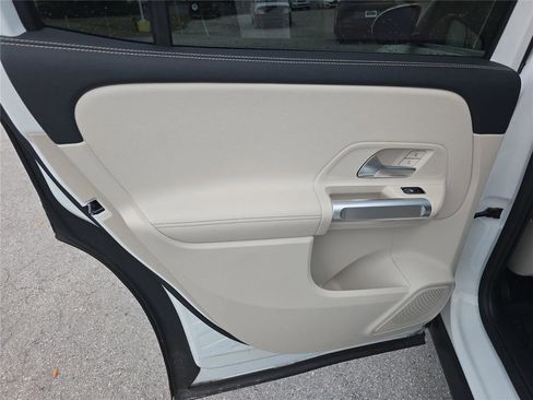 Used 2022 Mercedes-Benz GLB 250 image 8