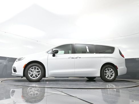 New 2026 Chrysler Pacifica Select image 50