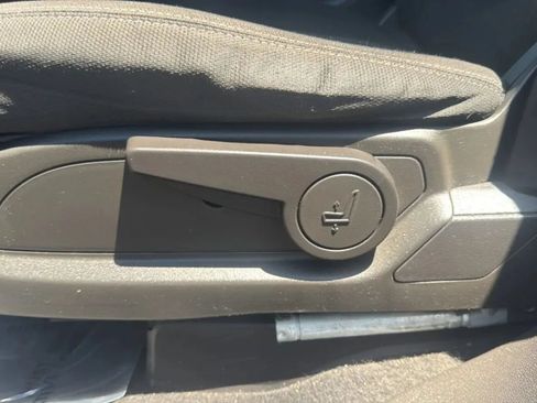Used 2015 GMC Acadia SLE FWD image 17