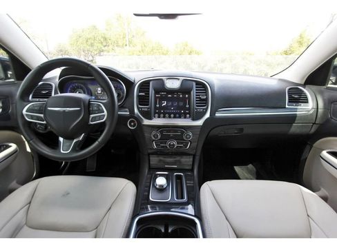 Used 2017 Chrysler 300 Limited image 10