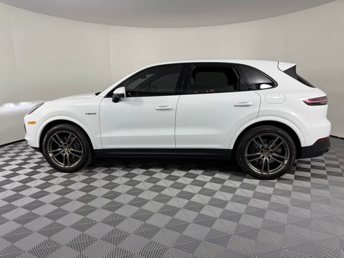 Certified 2023 Porsche Cayenne Platinum Edition image 2
