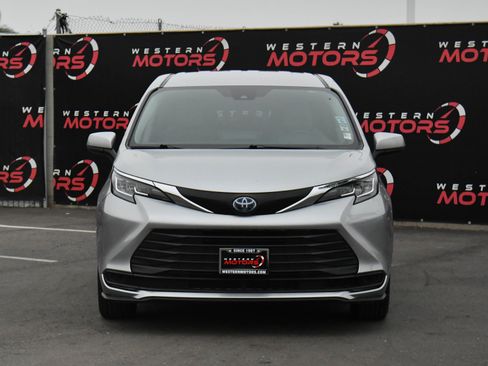 Used 2023 Toyota Sienna LE image 2