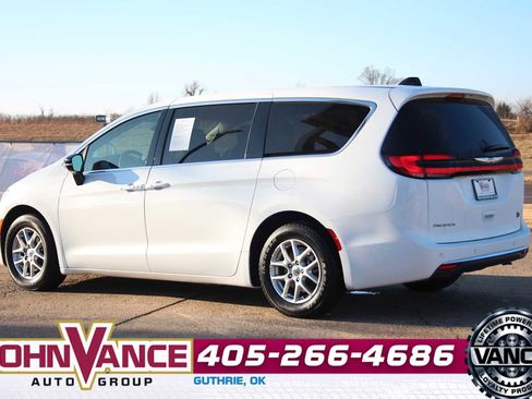 Used 2024 Chrysler Pacifica Touring-L image 6