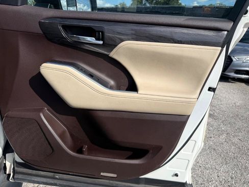 Used 2020 Toyota Highlander Platinum FWD image 21