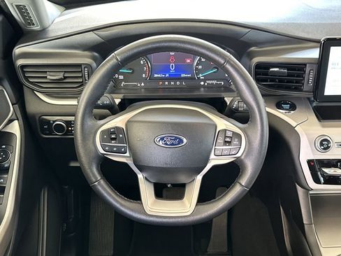 Used 2024 Ford Explorer XLT image 16