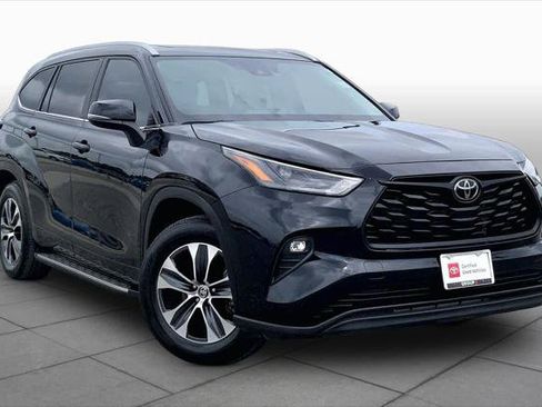 Certified 2024 Toyota Highlander XLE FWD image 3