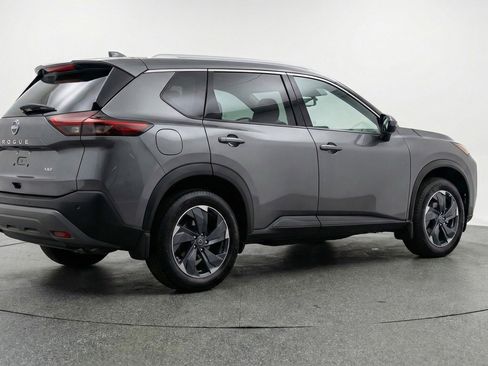 Used 2025 Nissan Rogue SV image 9