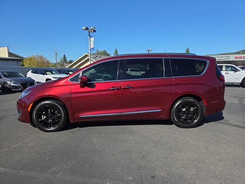 Used 2020 Chrysler Pacifica Touring-L w/ Tire & Wheel Group FWD image 11