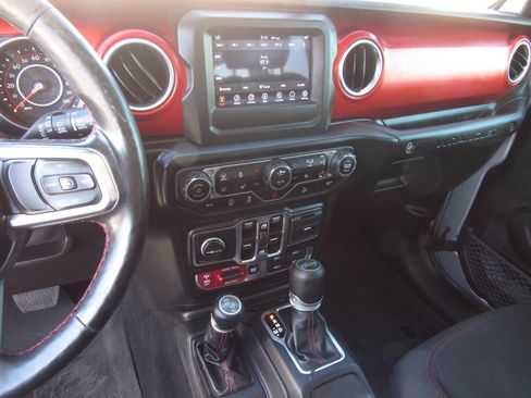 Used 2019 Jeep Wrangler Unlimited Rubicon w/ Cold Weather Group AWD/4WD image 17
