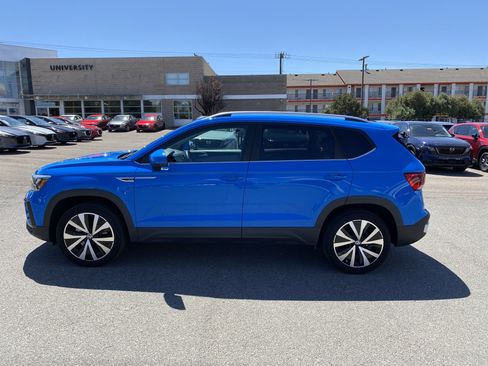 Used 2023 Volkswagen Taos SE w/ Panoramic Sunroof Package FWD image 39