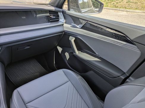 New 2026 Volkswagen Tiguan SE R-Line AWD/4WD image 17