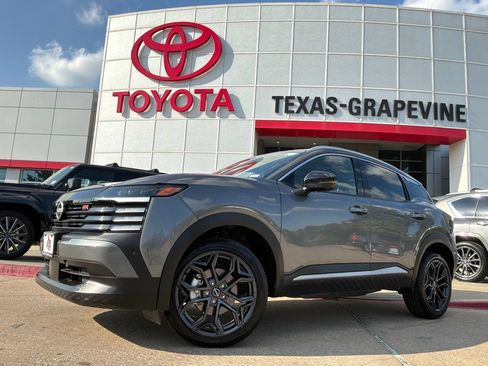 Used 2026 Nissan Kicks SR FWD image 2