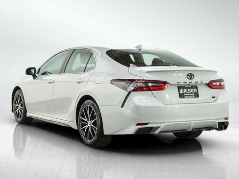 Used 2022 Toyota Camry SE FWD image 3