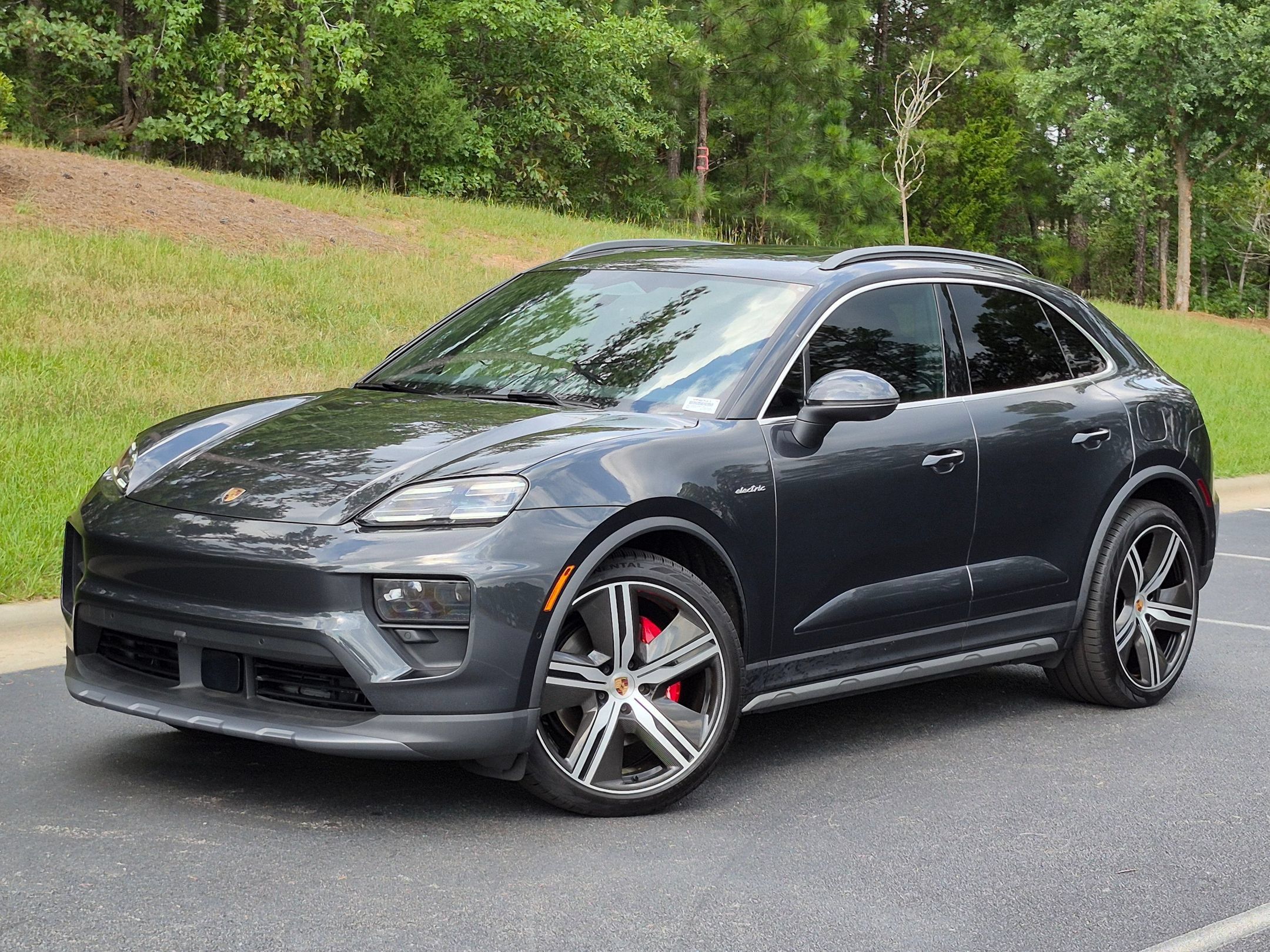 Certified 2025 Porsche Macan 4S Electric AWD/4WD image 1
