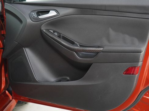 Used 2018 Ford Focus ST w/ Equipment Group 402A FWD image 9
