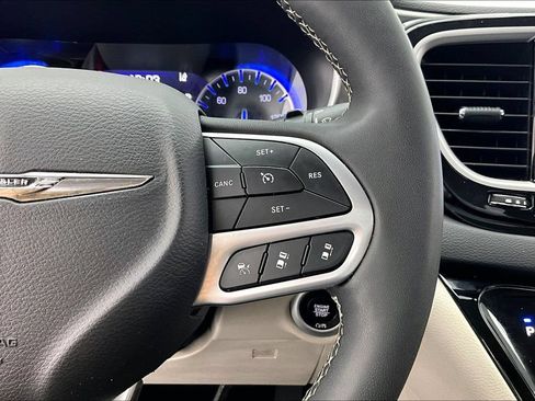 Used 2024 Chrysler Pacifica Touring-L FWD image 19