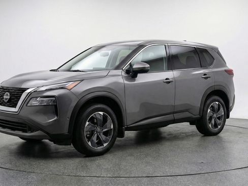 Used 2025 Nissan Rogue SV image 3