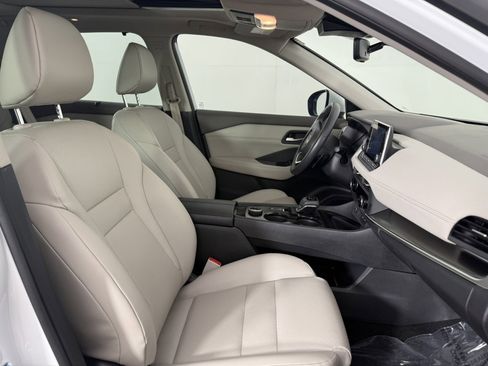 Used 2024 Nissan Rogue SV w/ SV Premium Package image 10