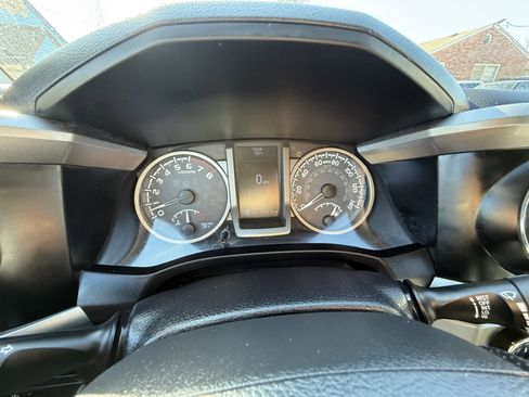 Used 2016 Toyota Tacoma SR5 w/ SR5 Appearance Package (SN) image 23