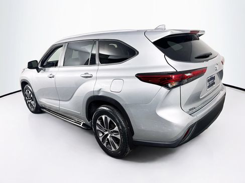 Used 2023 Toyota Highlander XLE AWD/4WD image 4