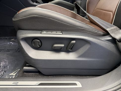 Used 2024 Volkswagen Tiguan SEL R-Line image 12