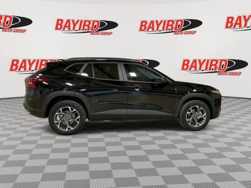 Used 2024 Chevrolet Trax LT w/ Sunroof Package FWD image 9