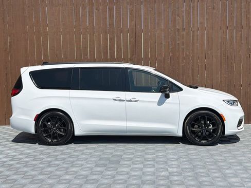 Used 2025 Chrysler Pacifica Limited FWD image 15