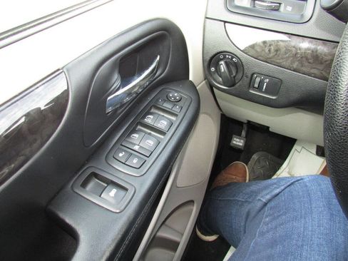 Used 2015 Dodge Grand Caravan SXT image 54