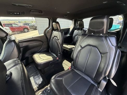 Used 2025 Chrysler Pacifica Select FWD image 59